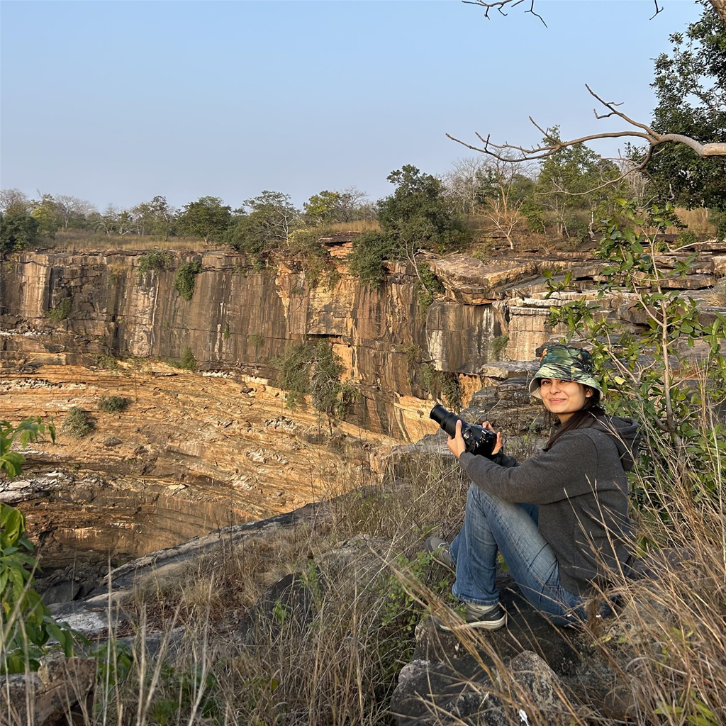 Aishwarya Laghate monitoring nesting vultures on a cliff in central India