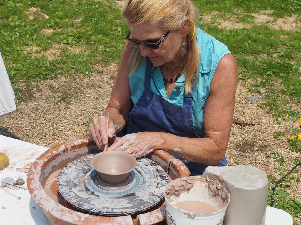 Woman on the Arts Tour demonstrates her pottery making