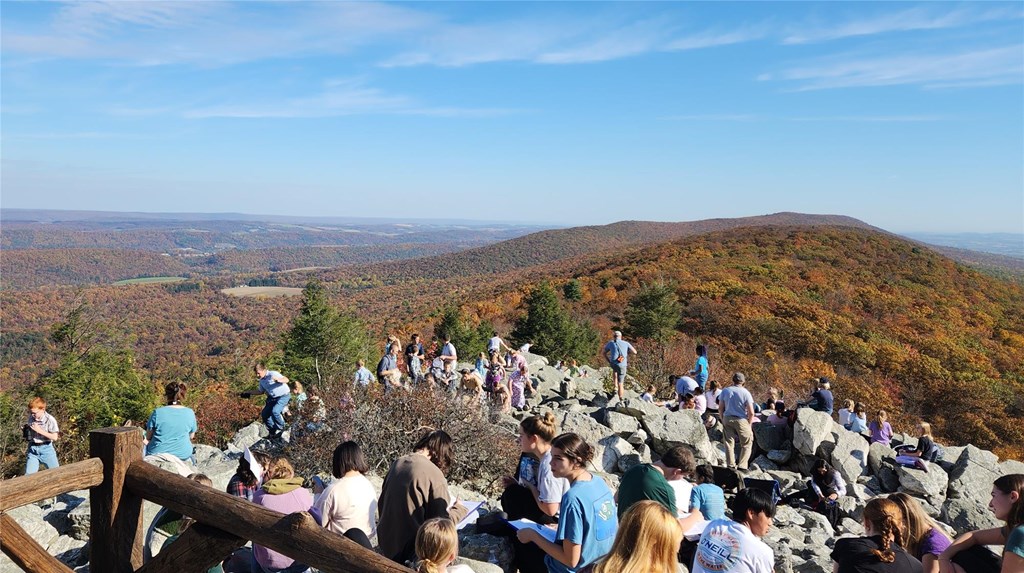 Visitors at North Lookout in October, photo by Laurie Goodrich Visitors at North Lookout in October, photo by Laurie Goodrich