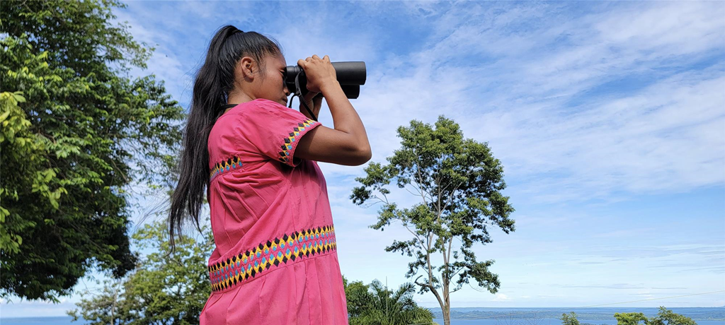 An Adopta Bosque Hawk Counter Scans the Skies in Panama An Adopta Bosque Hawk Counter Scans the Skies in Panama